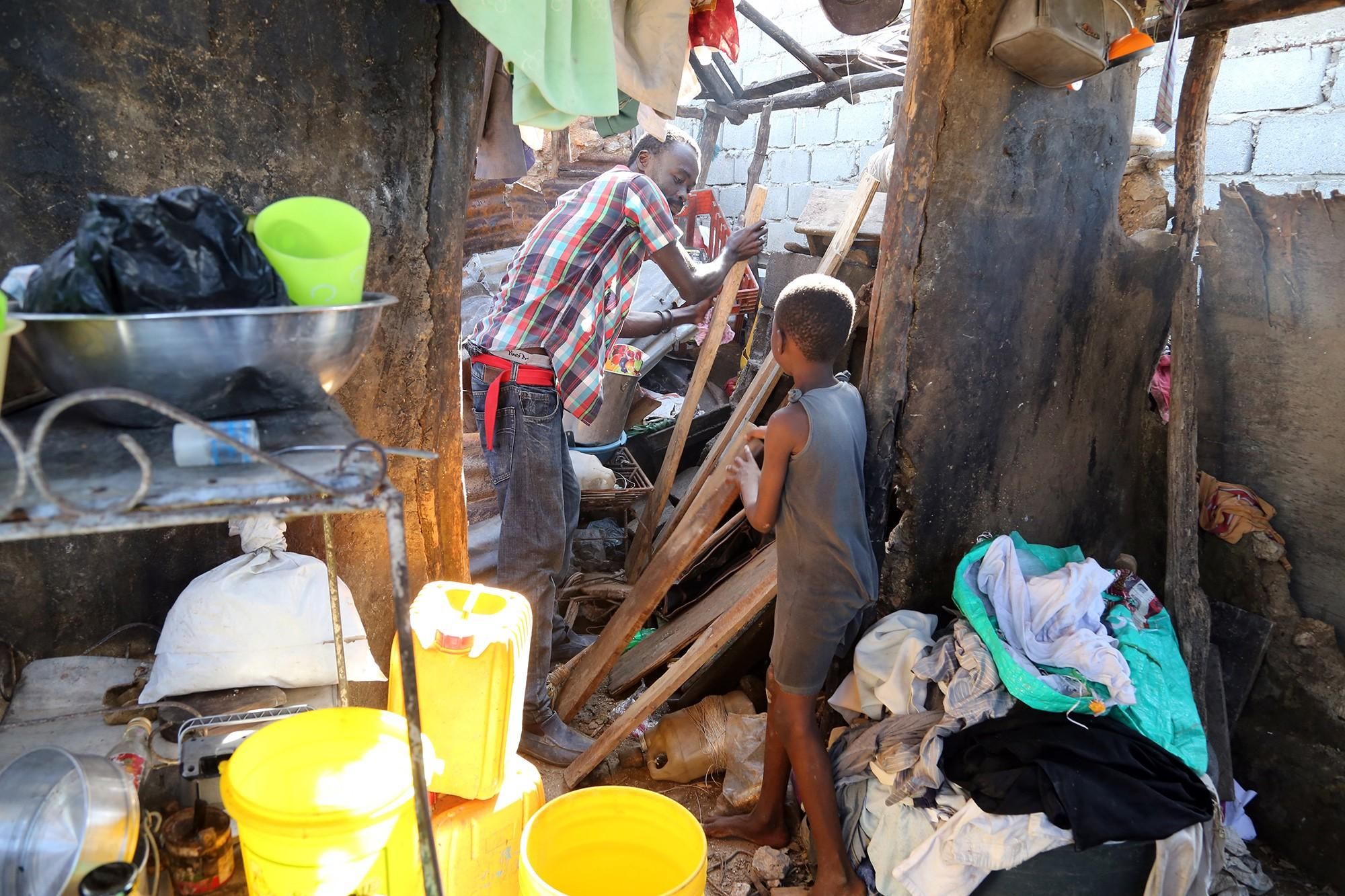 El techo de la casa de Genel se derrumbó y le lastimó una pierna antes de que pudieran escapar y refugiarse en una escuela de formación profesional que está cerca. "Ahora ayudo a mi padre todo lo que puedo”, explica Renelson, que añade: "Quiero que sepa que también soy fuerte y que juntos podemos arreglar nuestra casa". FOTO: © UNICEF/UN035026/Moreno Gonzalez