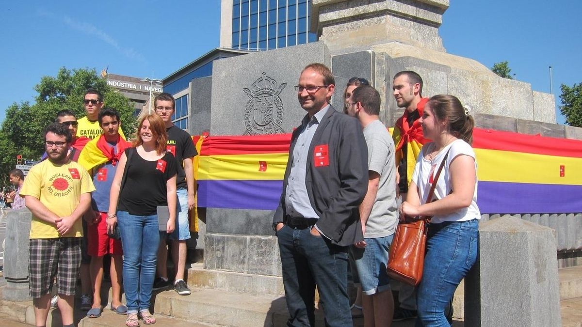 ICV viste la plaza Juan Carlos I de Barcelona con la bandera republicana