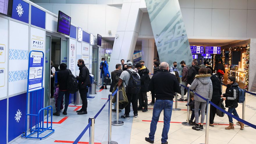 Parte el primer vuelo de repatriación de Minsk a Bagdad con más de 400 migrantes