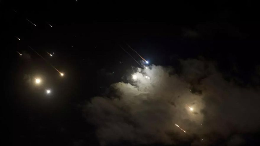 Irán lanzó un ataque masivo de misiles sobre Israel, que vuelve a bombardear objetivos de Hezbollah en las afueras de Beirut