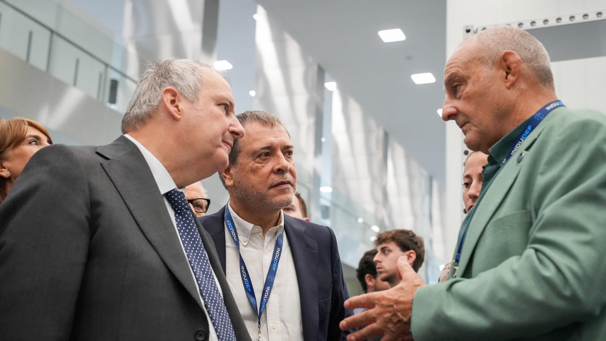 El ministro de Industria y Turismo, Jordi Hereu, y el alcalde de Córdoba, José María Bellido, durante la apertura del Foro Internacional de Defensa Indudef