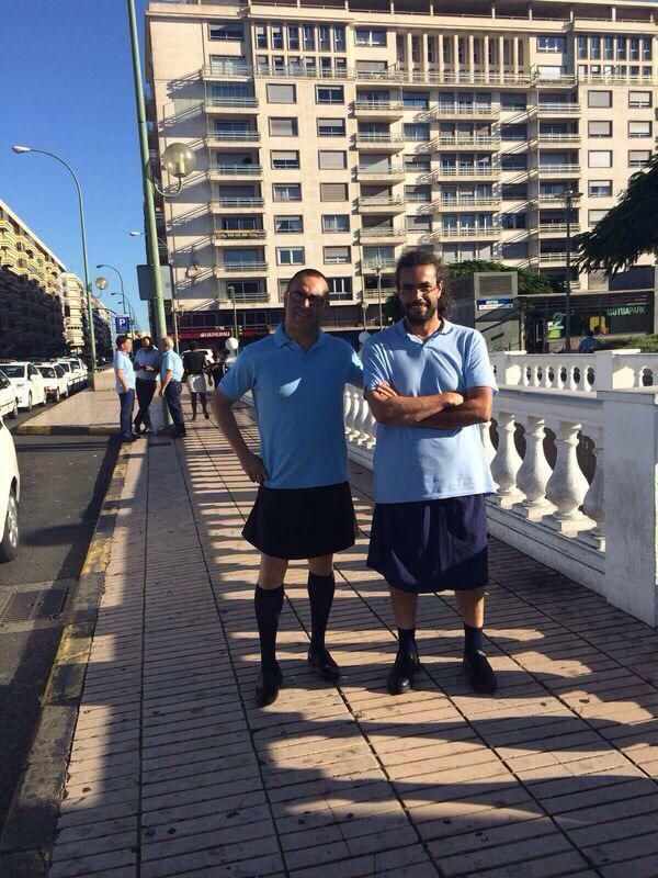Iván y Roberto, taxistas de LPGC trabajando con falda en protesta por la nueva normativa.