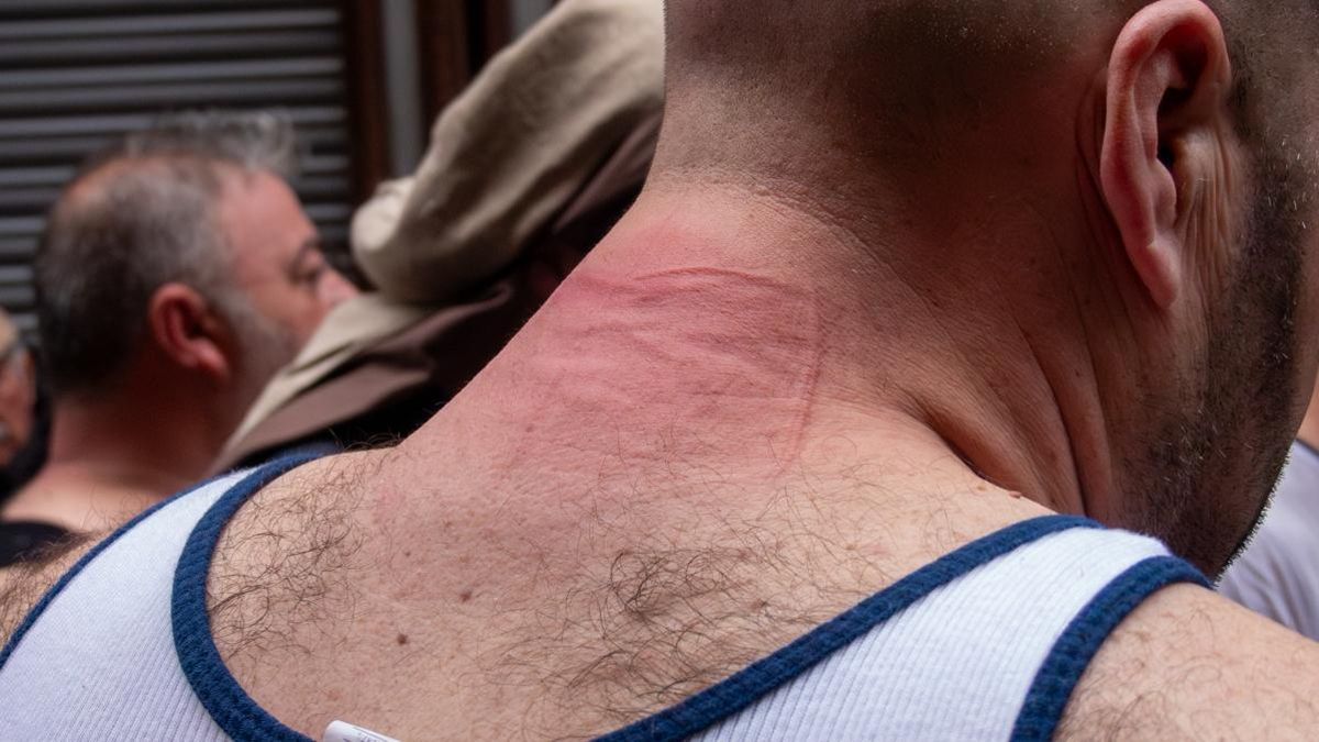 Costalero del Carmen tras una jornada complicada en Calle Álvarez Quintero