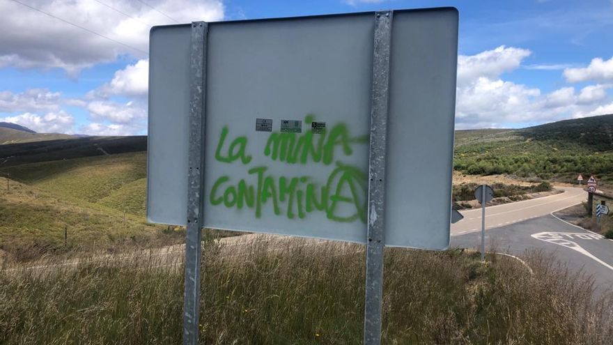 Pintadas en un cartel del municipio de Pedralba de la Pradería.