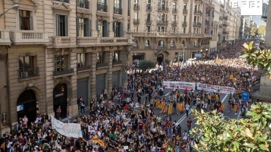 Miles de estudiantes universitarios y de secundaria, convocados por el Sindicato de Estudiantes y por el Sindicat d'Estudiants dels Països Catalans, han participado en una manifestación estudiantil contra la sentencia del 'procés', que ha recorrido el centro de Barcelona.