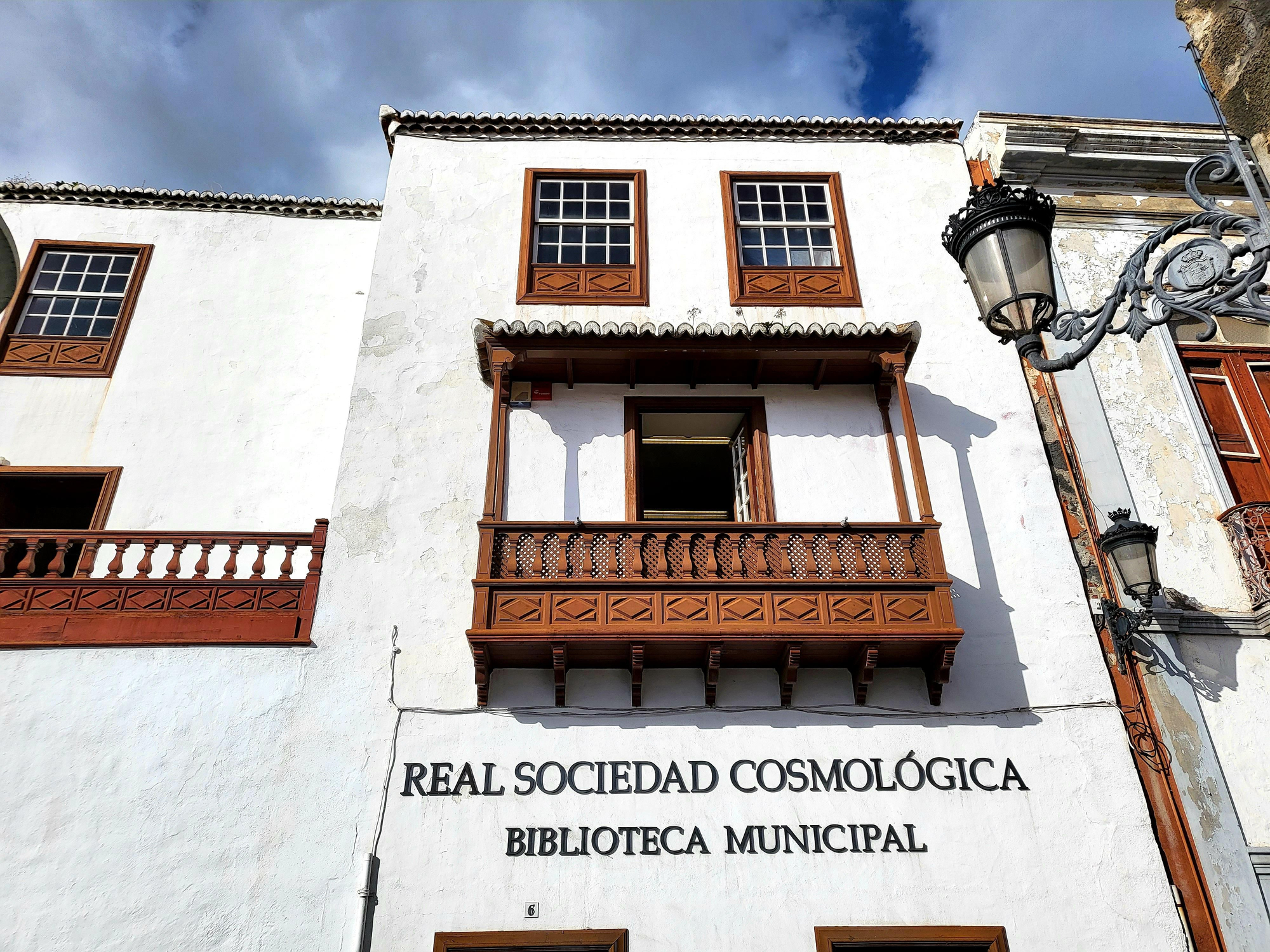 Fachada de la Real Sociedad Cosmológica.