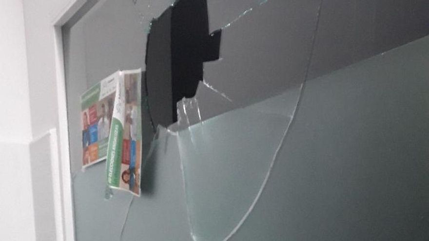 Imagen publicada en redes de la cristalera agredida