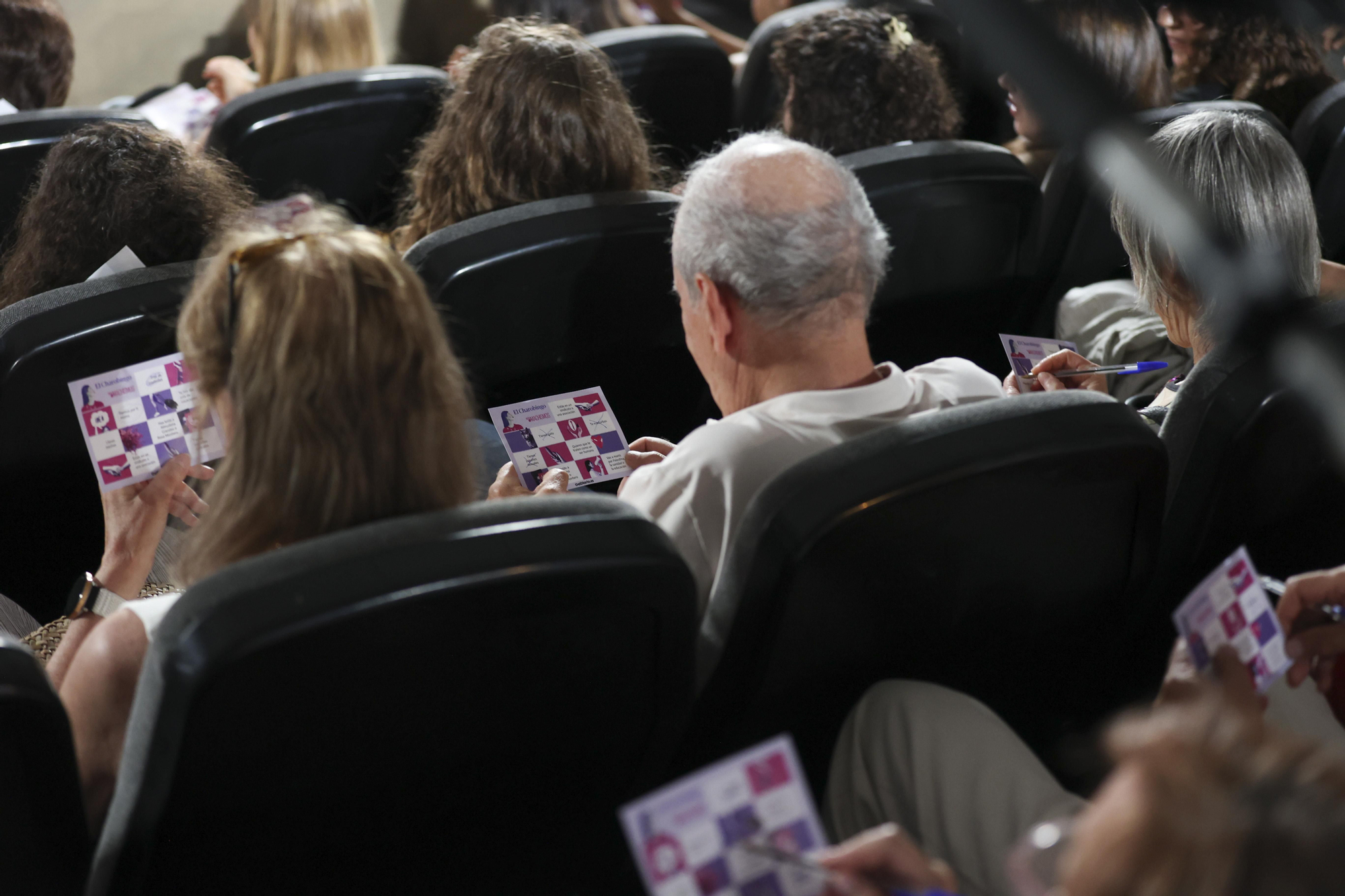 Concentración máxima y muchas risas: el público juega al Charobingo