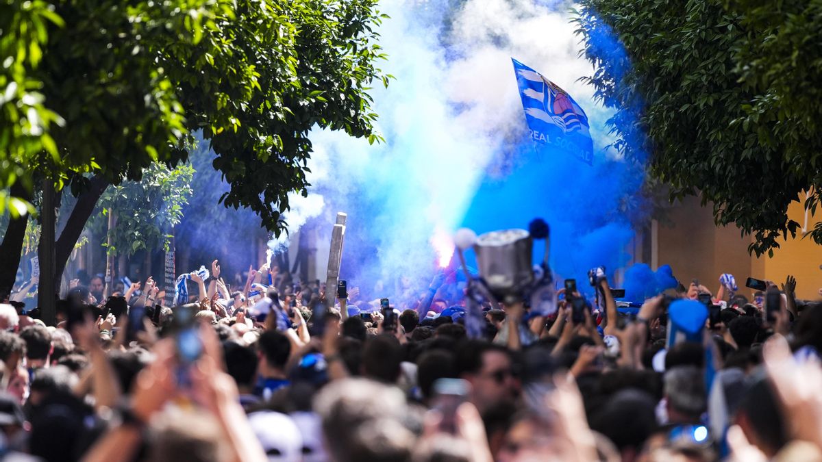 Una marea tiñe Sevilla de txuri-urdin para alentar a la Real Sociedad: “Estamos viviendo un sueño”