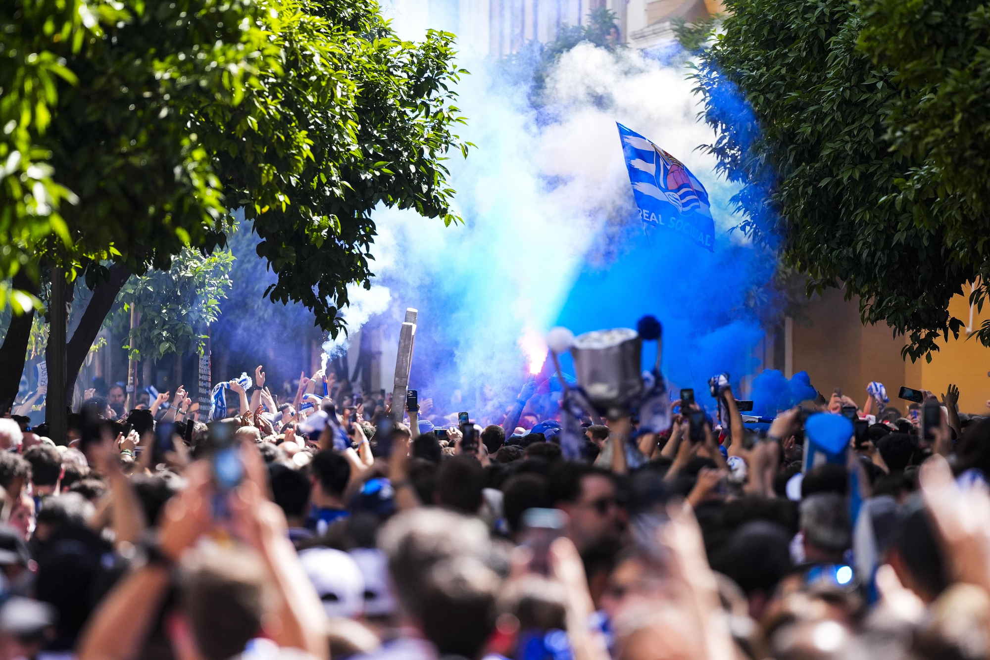 EuropaPress_7450880_imagenes_aficiones_atletico_madrid_real_sociedad_calles_sevilla_horas