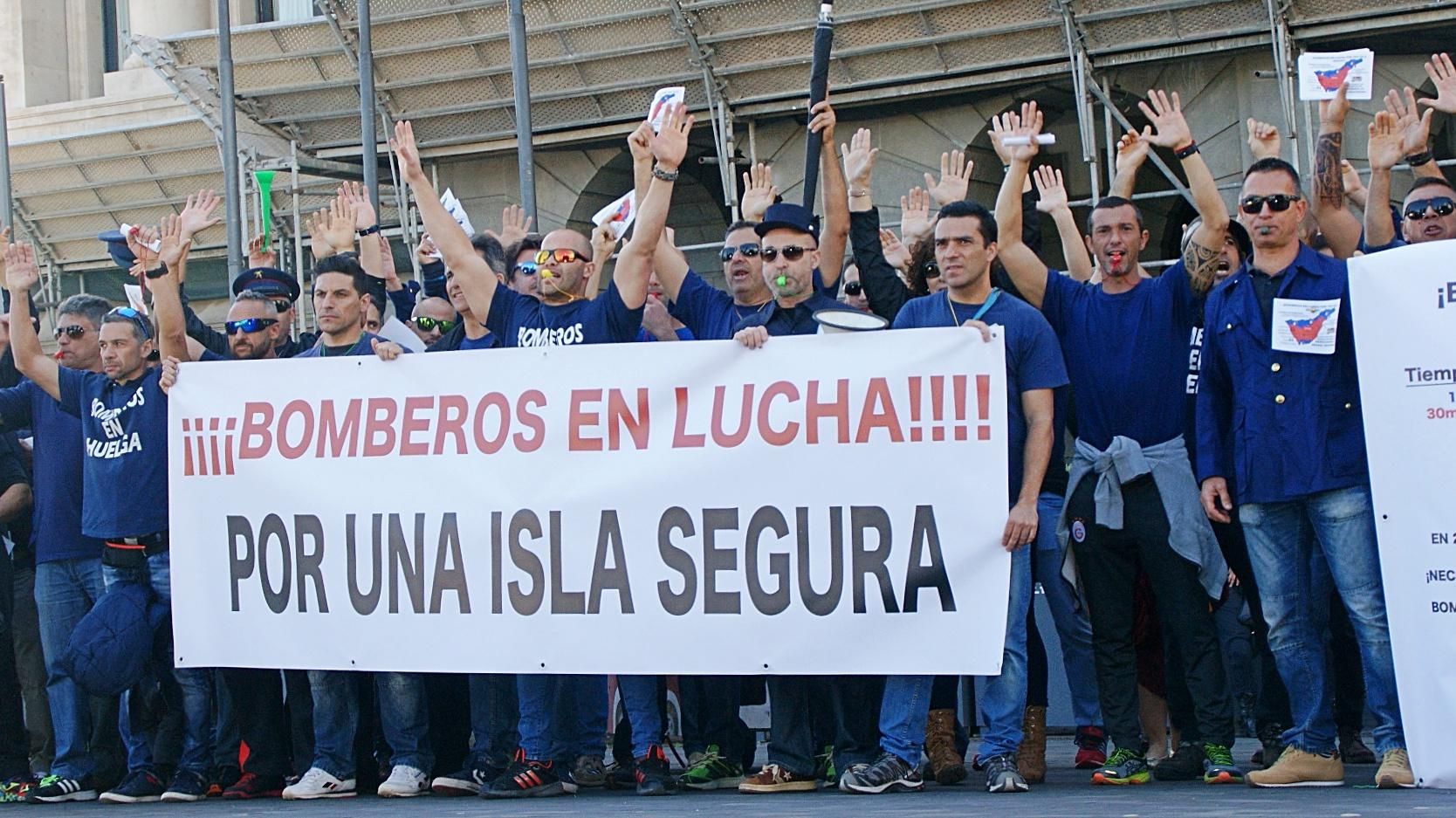 La protesta, frente al Cabildo de Tenerife
