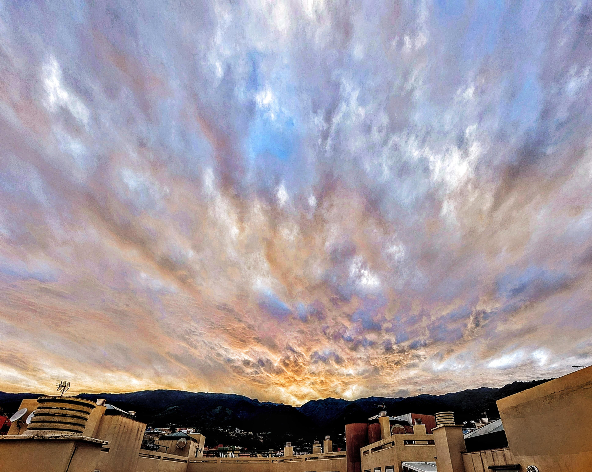 Fotografía de un atardecer  en  La Palma elegida 'Imagen del Día de las Ciencias de la Tierra'  de este lunes,  17 de julio de 2023, realizada por José F. Arozena.
