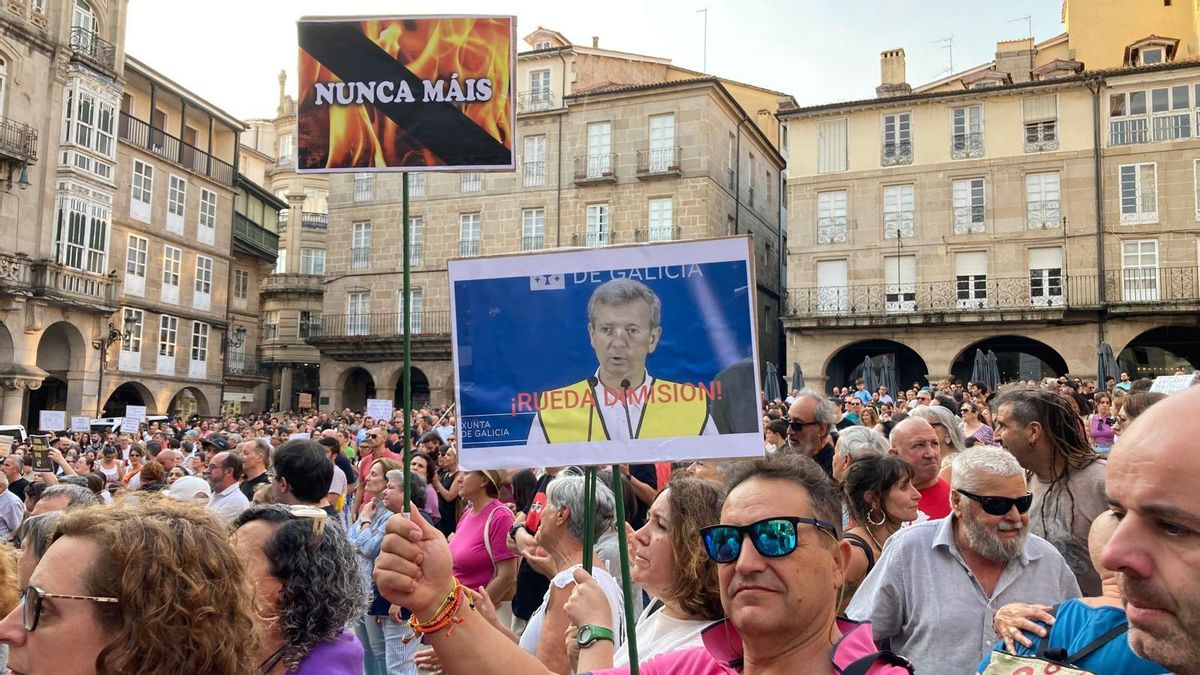 Detalle de varias pancartas pidiendo la dimisión de Alfonso Rueda tras la ola de incendios de este mes de agosto. Concentración de la ciudad de Ourense.