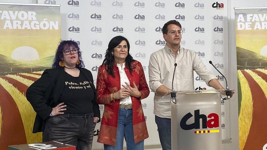 El candidato de CHA a la presidencia de Aragón, Jorge Pueyo (d), en la noche electoral