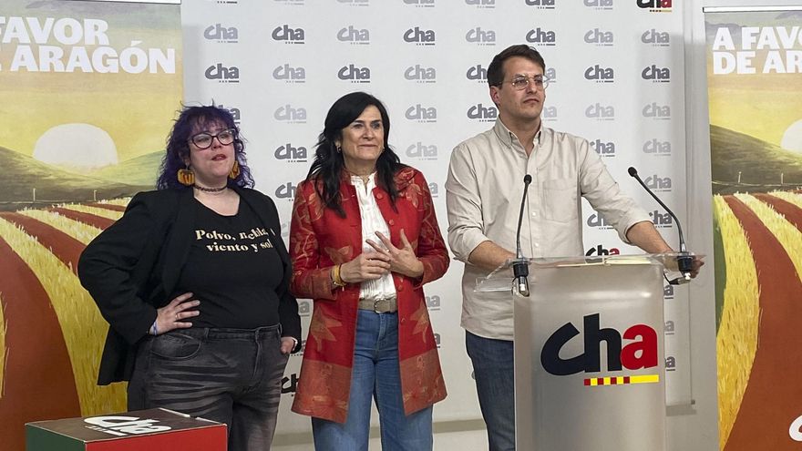 El candidato de CHA a la presidencia de Aragón, Jorge Pueyo (d), en la noche electoral