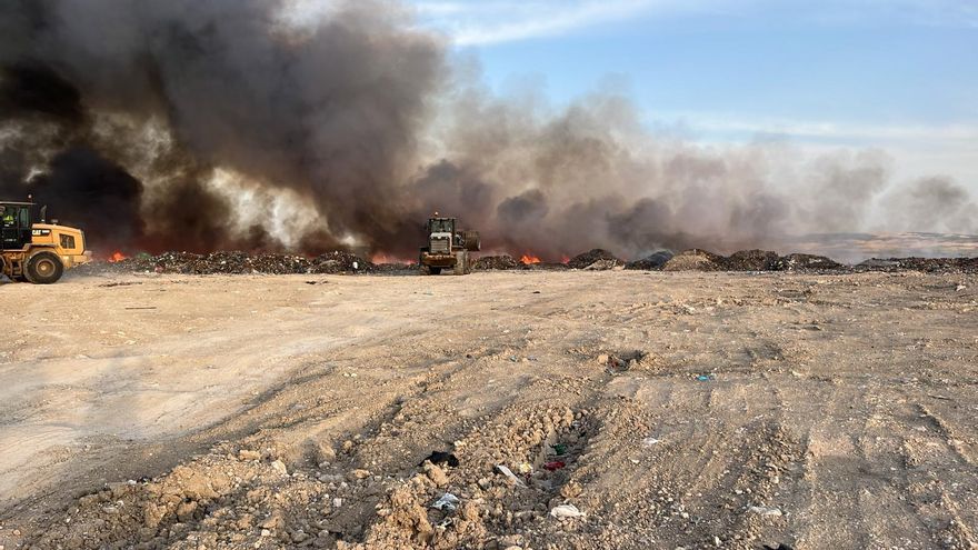 Incendio en el vertedero de la ciudad de Cuenca que ha quemado 800 m2 de basura