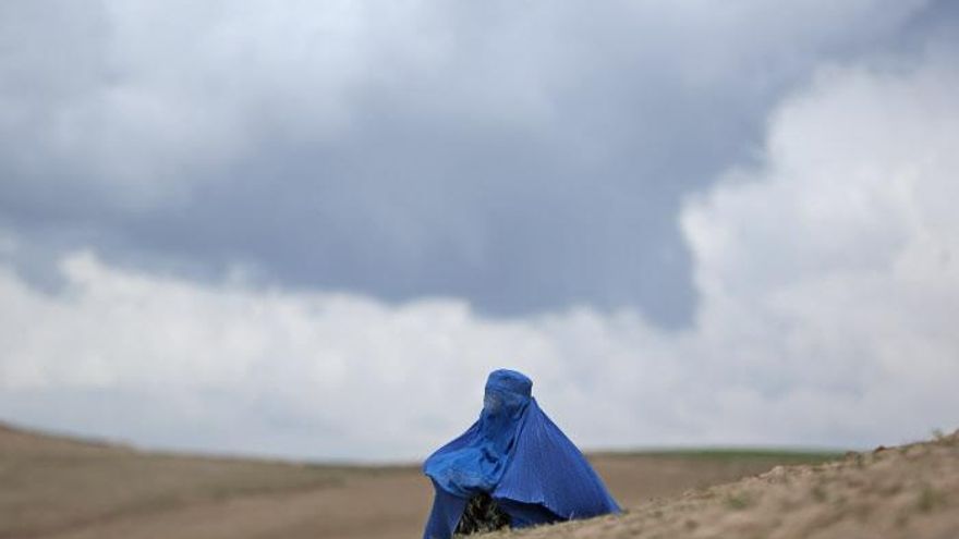 Mujeres solas o divorciadas, las que más temen ahora a los talibanes: "Ya no tenemos dónde ir"