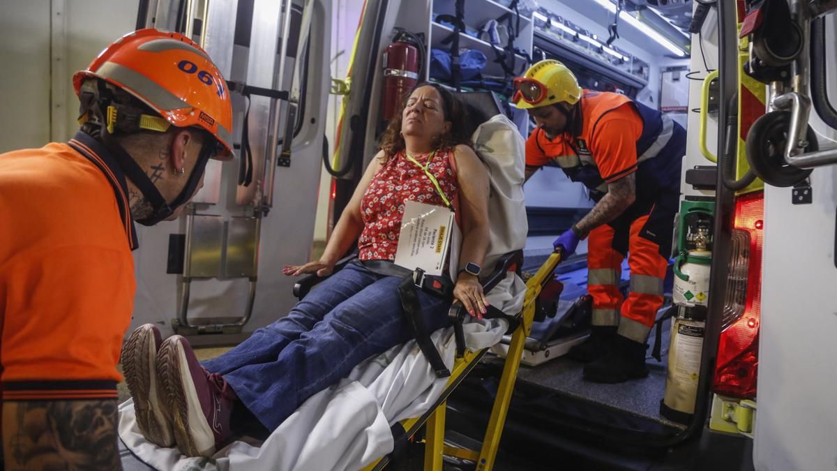 Ambulancia del 061 en el simulacro de accidente en el túnel de los omeyas