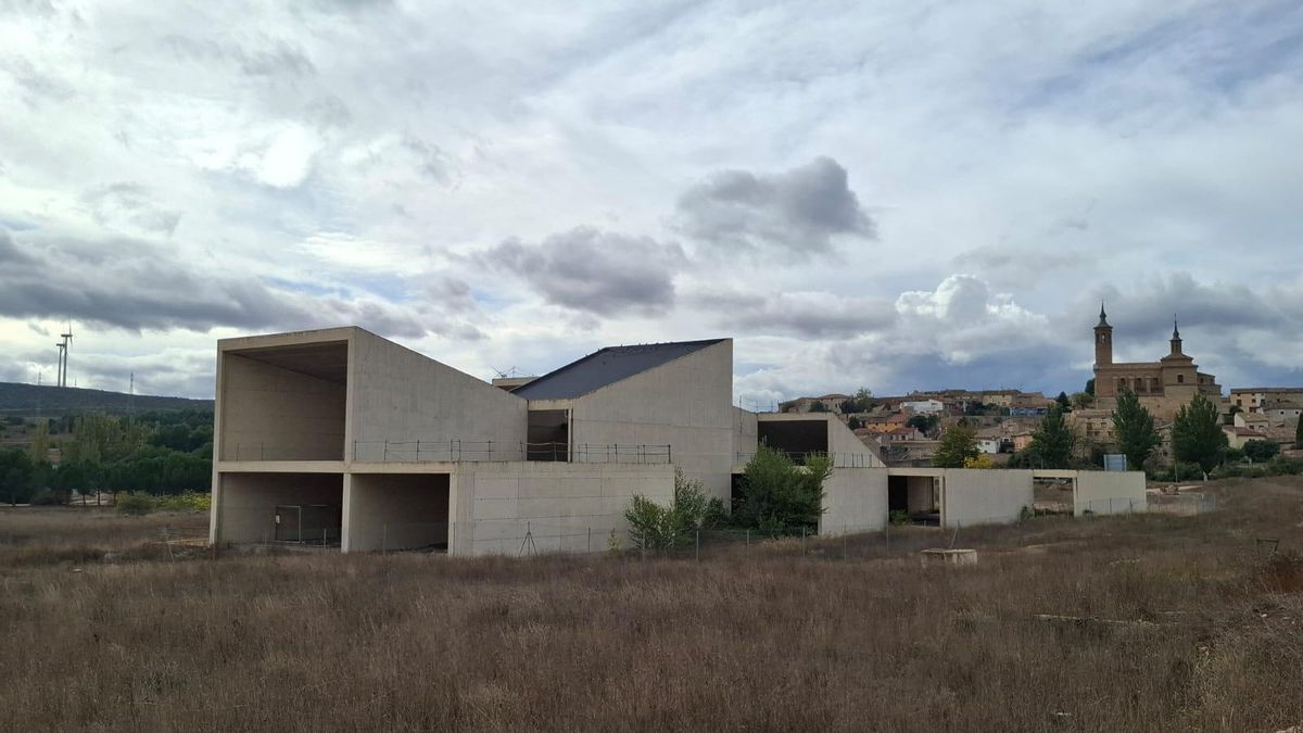 El esqueleto del frustrado Museo del Grabado, entre el casco urbano de Fuendetodos y varios aerogeneradores.