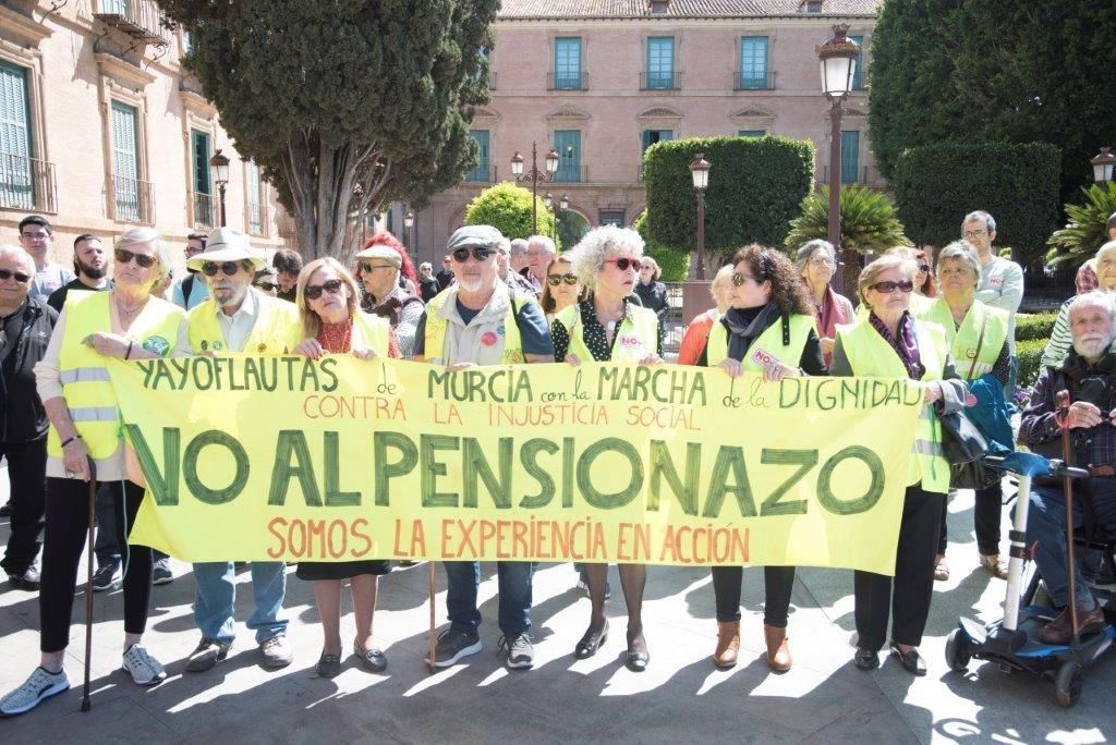 Los Yayoflautas en la manifestación de pensionistas