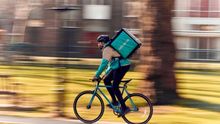 La Inspección de Trabajo da de alta en la Seguridad Social como asalariados a 'riders' de Deliveroo en Barcelona