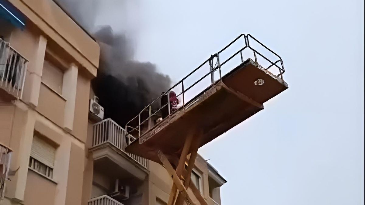 Momento en que los trabajadores de la empresa de construcción rescatan a una de las mujeres atrapadas en el incendio. CEDIDA