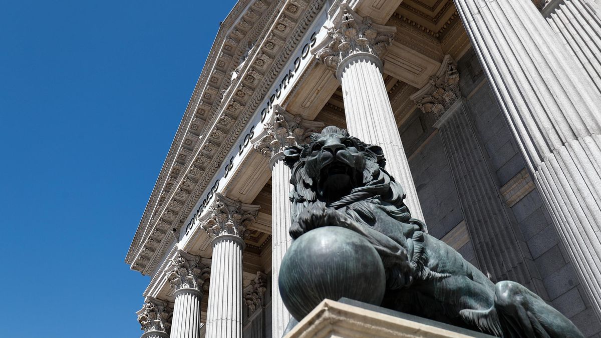 Archivo - Uno de los emblemáticos leones que se encuentran delante de la fachada del Congreso de los Diputados en la Plaza de las Cortes de Madrid.
