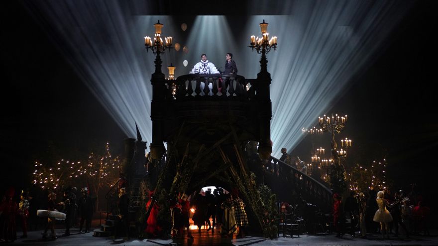 Plano general de la escalera que lidera el inicio de la puesta en escena de 'Romeo y Julieta'