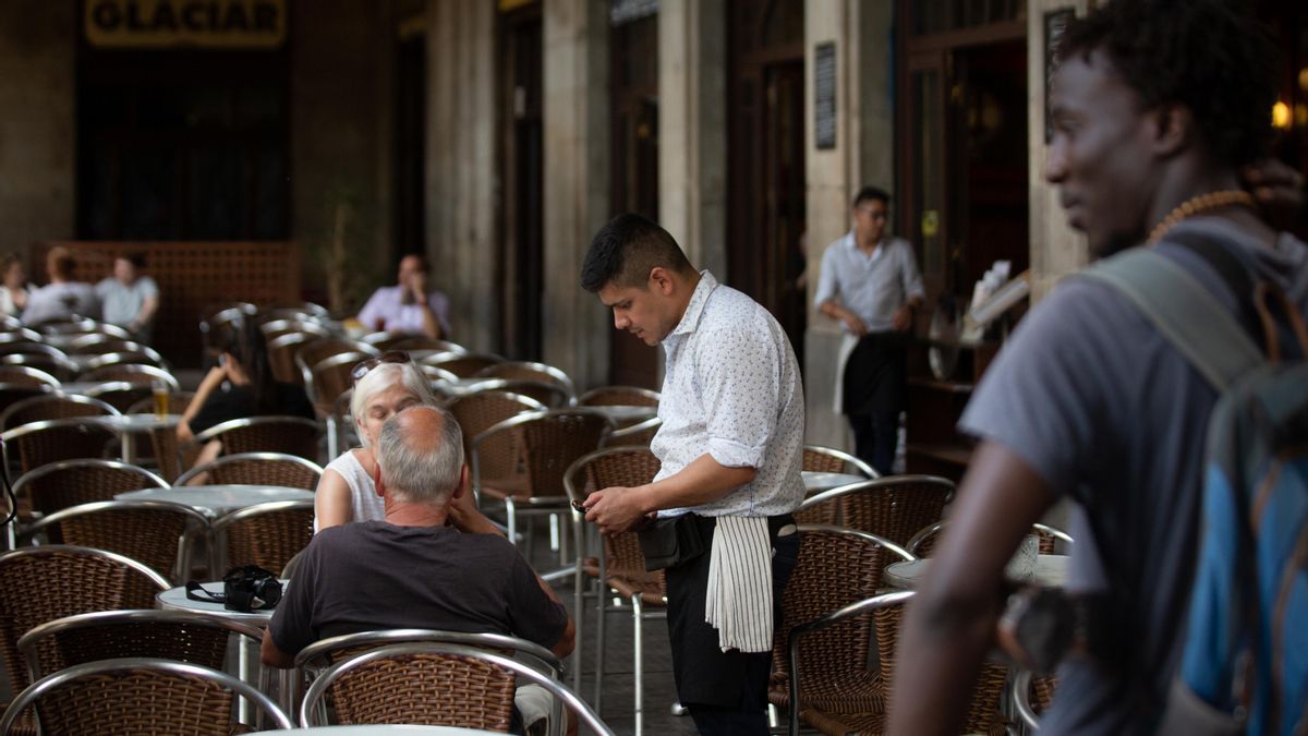 Un camarero atiende a una mesa, en una imagen de archivo.