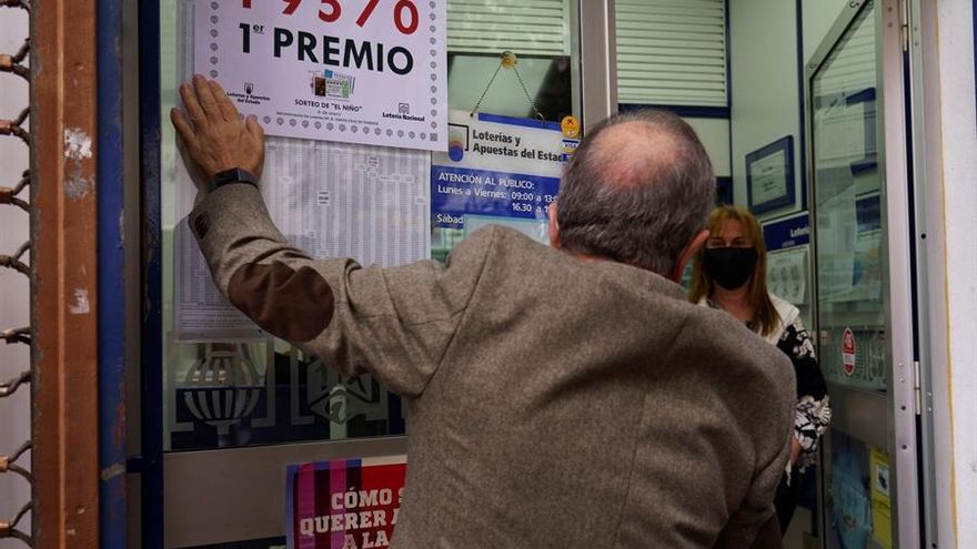 La administración de Lotería número ocho de Santa Cruz de Tenerife ha vendido el primer premio de la Lotería de El Niño que ha recaído en el número 19570. EFE/Ramón de la Rocha