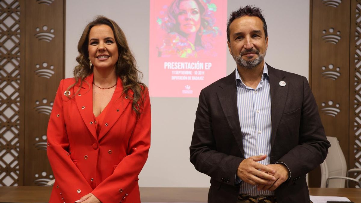 La cantaora Esther Merino y el diputado provincial de Cultura, Ricardo Cabezas