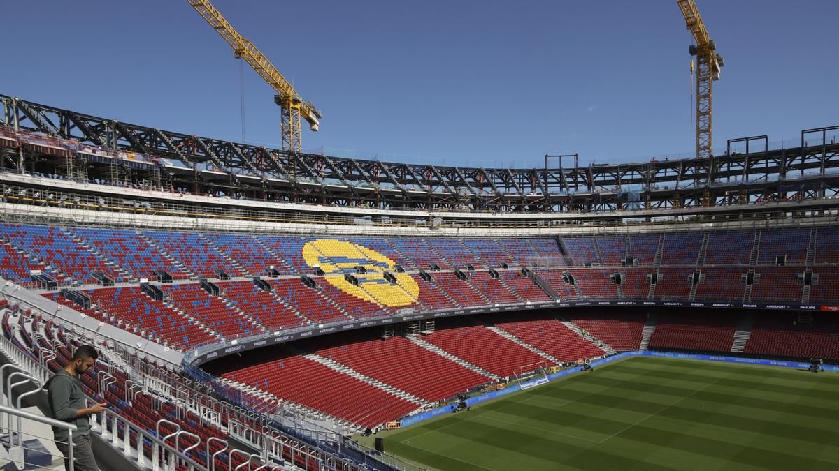 Obras del Camp Nou en 2025, con los anillos VIP encima de la segunda gradería