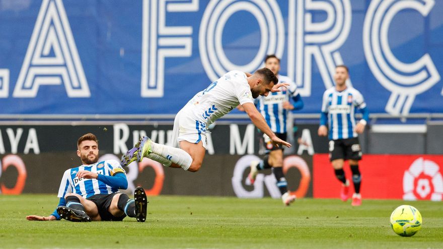 El Tenerife cumple con una buena primera parte para empatarle al Espanyol