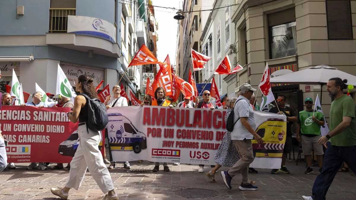 Concentración del sector de las ambulancias en los alrededores del Parlamento de Canarias mientras se celebra en su interior la comisión de sanidad
