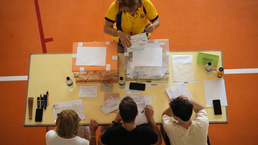 Imagen de archivo de  una cartera entregando los votos por correo en una mesa electoral en Cataluña en las pasadas elecciones generales. EFE/Alejandro García