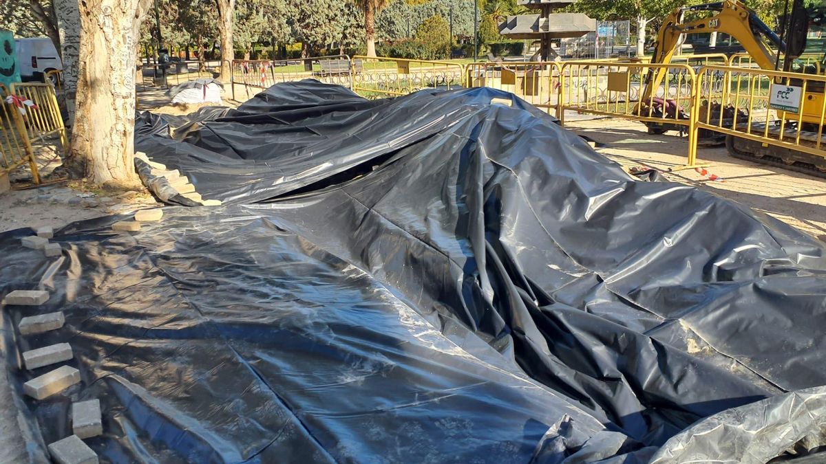 Fotos de la zona donde ha aparecido la veta contaminada tapadas por el Ayuntamiento