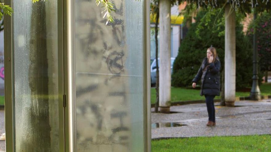 Treinta años después de la caída del muro de Berlín no es necesario viajar hasta la capital alemana para recordar este momento histórico: Madrid, Sevilla, Redondela (Pontevedra) y Zuasti (Navarra) conservan fragmentos de este muro de la vergüenza que dividió durante casi tres décadas la capital de Alemania. En la imagen, fragmento del muro de Berlín se encuentra instalado en una urna urna en el Pseo de la Junquera de Redondela.