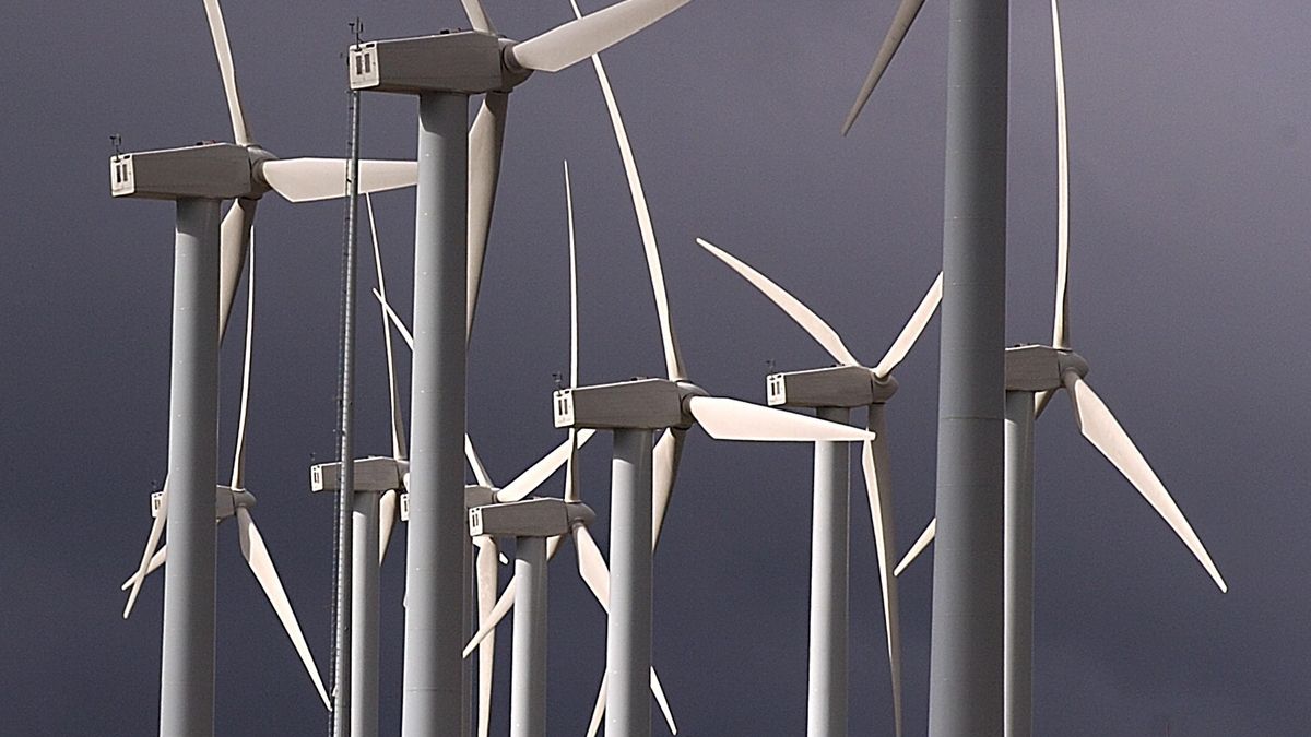 El Parlamento rechaza la ejecución de seis parques eólicos con la abstención del PP