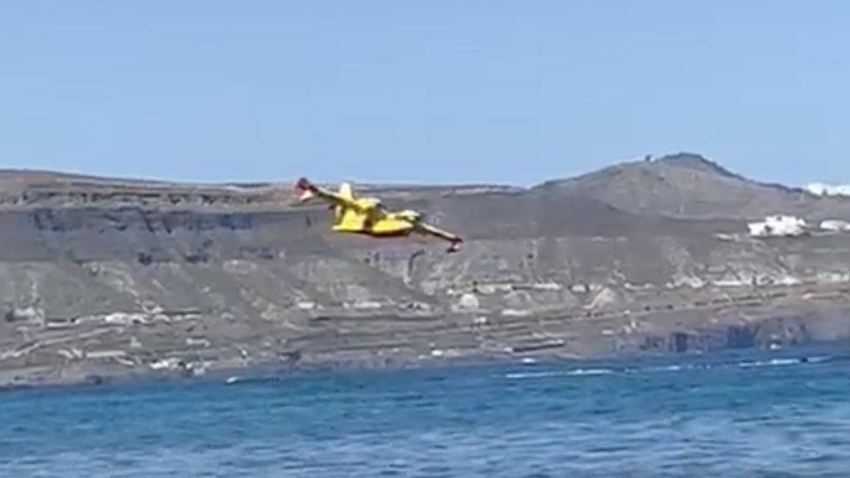 Un hidroavión del 43 Grupo del Ejército del Aire realiza maniobras de entrenamiento para prevenir posibles incendios