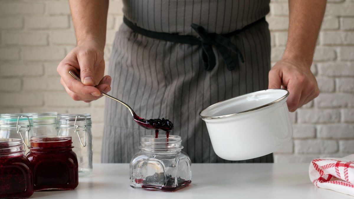 Puedes preparar una mermelada para coronar este postre