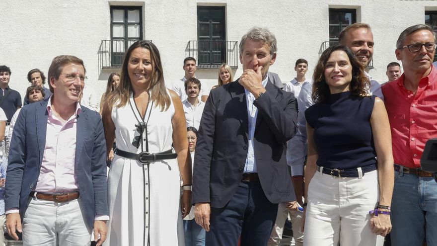 El líder del PP, Alberto Núñez Feijóo, entre la presidenta de Madrid, Isabel Díaz Ayuso, y su 'número tres', la imputada Ana Millán. A su derecha, el alcalde de Madrid, José Luis Martínez-Almeida.