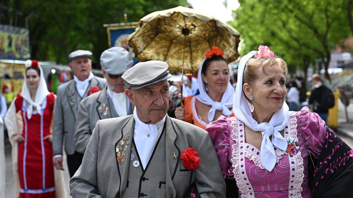 Una pareja vestida de chulapa disfruta en Madrid de las fiestas de San Isidro, otra ocasión para ponerse el traje
