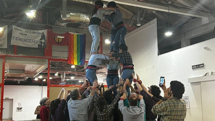 Todos los pisos son importantes en la formación del 'castell', desde la base hasta el 'pom de dalt'