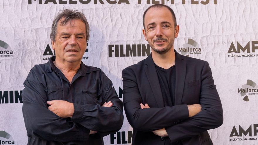 El cineasta Neil Jordan junto a a Jaume Ripoll en Palma antes de recibir el galardón Master Of Cinema en la gala inaugural del Atlàntida Mallorca Film Fest.