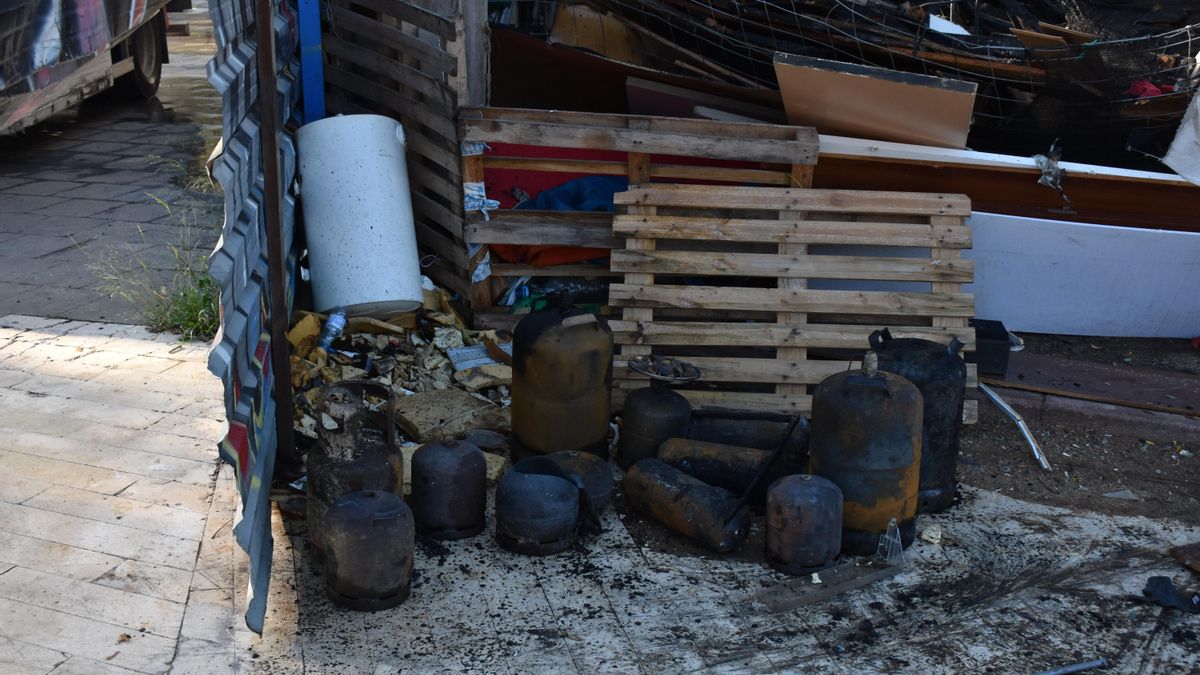 Algunas bombonas de gas que han explotado tras el incendio.