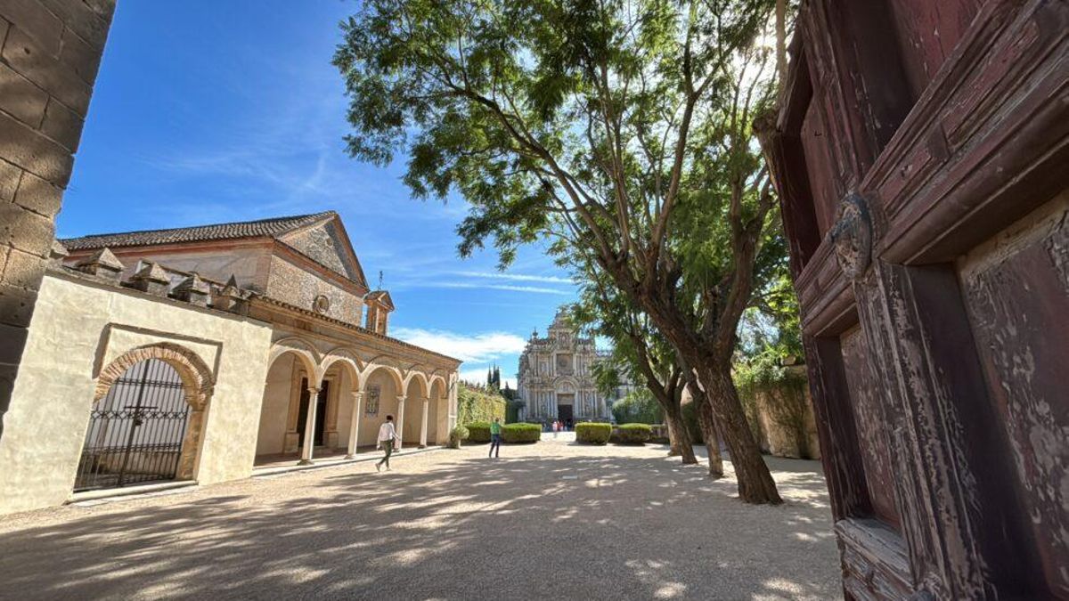 La organización del espacio fue concebida meticulosamente para facilitar la vida contemplativa de los padres cartujos