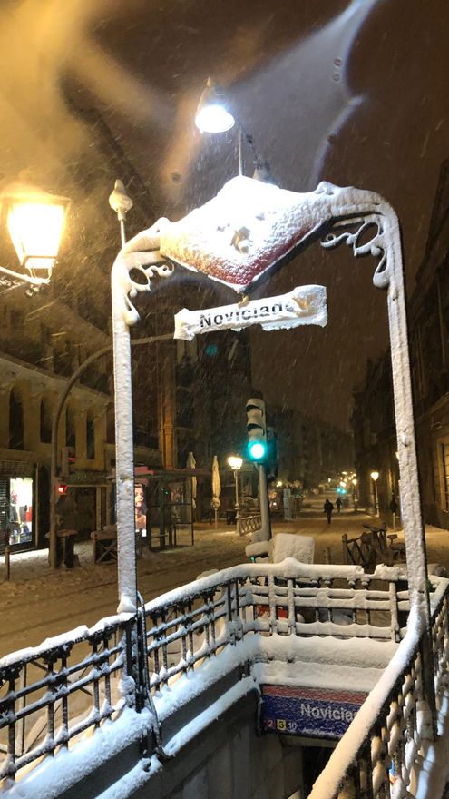Nieve sobre una de las entradas a la estación de Metro en Noviciado