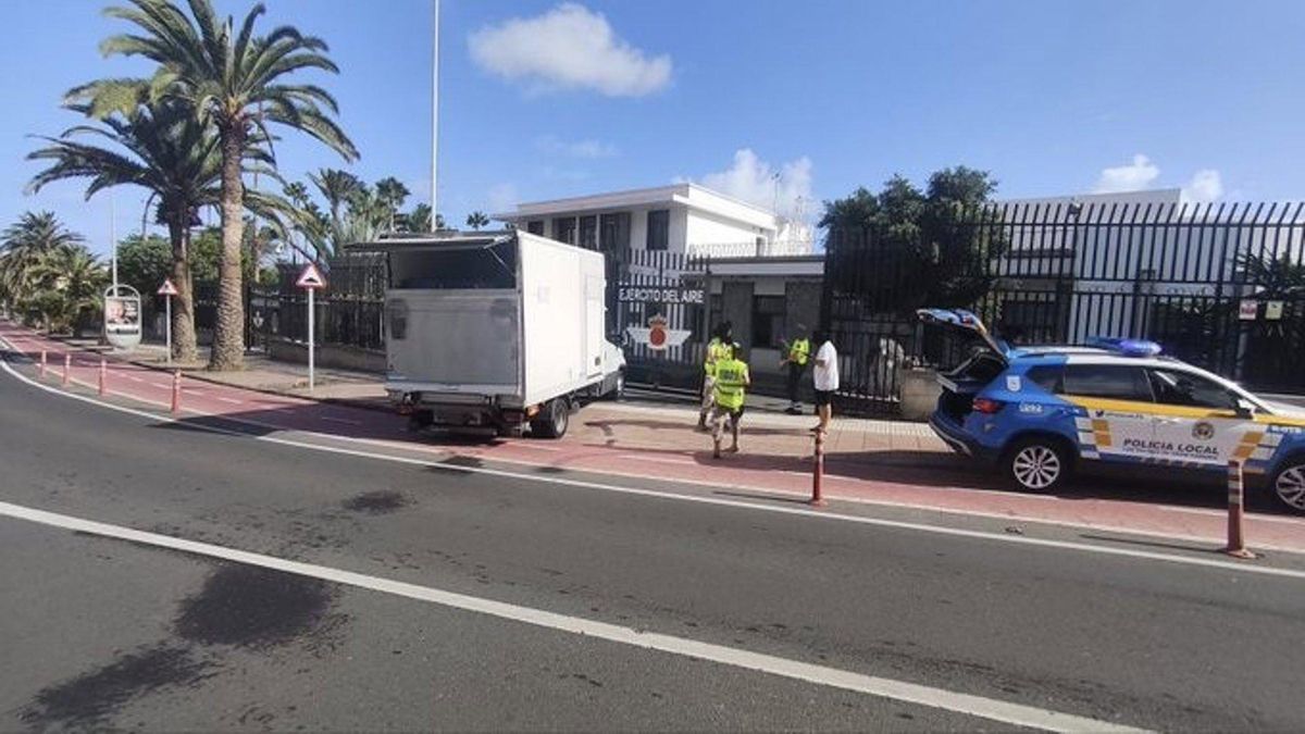 Un camión sin conductor choca contra la puerta del Ejército del Aire en Gran Canaria