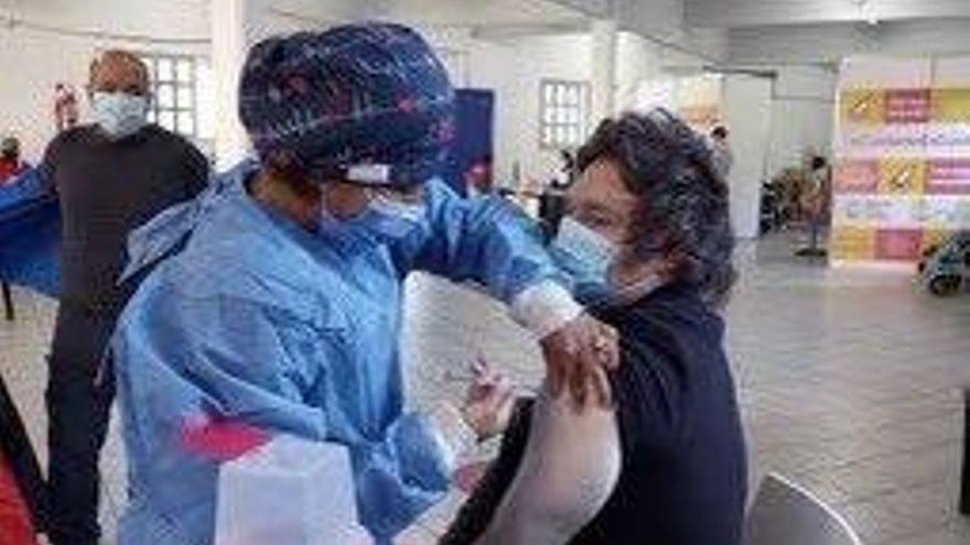 Milei difundió una foto vacunándose contra el coronavirus y las redes se inundaron de ironías