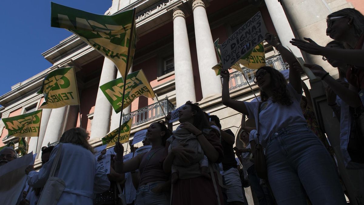 Varios centenares de médicos protestan este viernes frente a la Subdelegación del Gobierno en Santa Cruz de Tenerife para mostrar su rechazo por la reforma del Estatuto Marco planteada por el Ministerio de Sanidad. EFE/Alberto Valdés